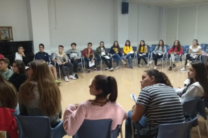 Los jóvenes de cuarto de ESO que forman parte de la cooperativa en una de sus primeras reuniones.