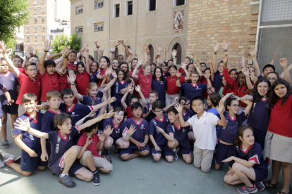 Alumnos del Sagrada Família, contentos por las vacaciones.