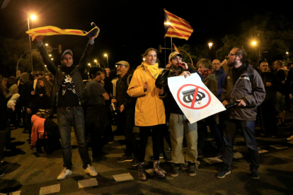 Tallen la Diagonal de Barcelona contra la visita del rei