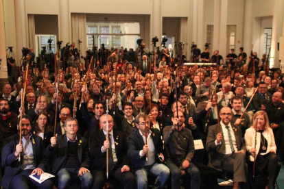 Els alcaldes esperen Puigdemont a la sala Bozar de Brussel·les.