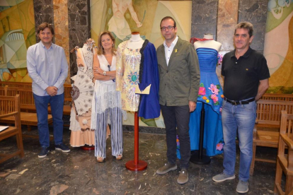 El alcalde, acompañado del concejal de Cultura, el coordinador del área y Carme Polo, responsable del Concurso de Vestidos de Papel.