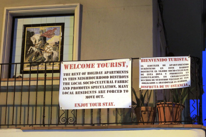 Una pancarta en un piso del barrio de la Barceloneta, en Barcelona.