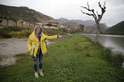 L’alcaldessa de Camarasa, Elisabeth Lizaso, mostra el terreny on s’ubicarà la instal·lació.