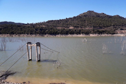 La palanca de Bassella conserva encara les sirgues que sustenten l’estructura.