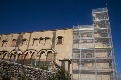 Las obras han empezado con la rehabilitación de las fachadas sur y este del antiguo monasterio.