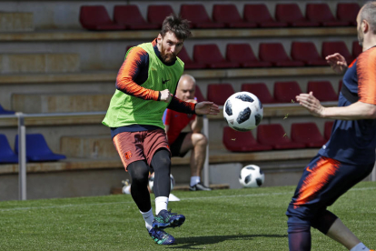 Messi prueba el disparo ante Iniesta durante la sesión de entrenamiento.