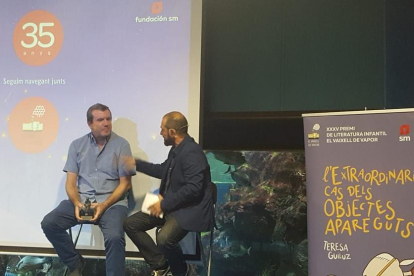 Emili Bayo (esquerra), ahir a l’acte d’entrega dels premis a l’Aquarium de Barcelona.