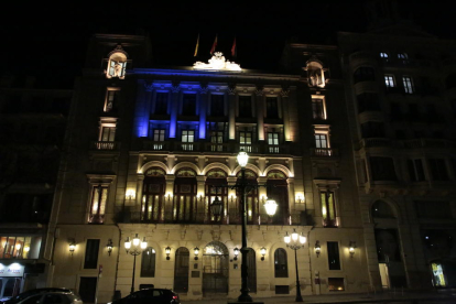 El ayuntamiento de Lleida se sumó al Día Mundial del Síndrome de Down con su iluminación.