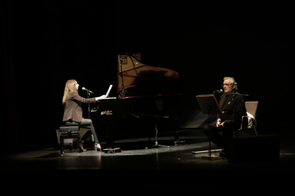 Pere Rovira i la seua filla Emília, durant l’espectacle ‘Amor i ràbia’ al Teatre de l’Escorxador.