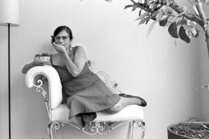 La directora Rosa Vergés, retratada en un racó de casa seua a l’Eixample barceloní.