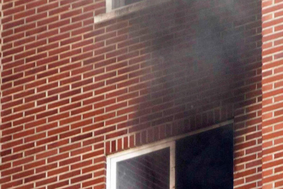 Combo d’imatges en què es veu la caiguda del presumpte assassí d’una mare i la seua filla en un edifici de Vitòria després d’haver-hi calat foc.