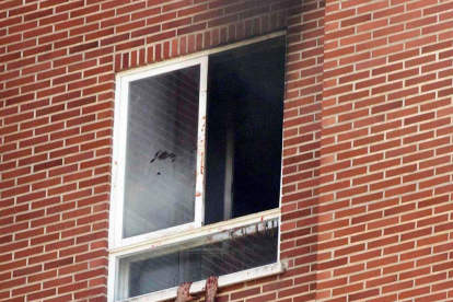 Combo de imágenes en el que se ve la caída del presunto asesino de una madre y su hija en un edificio de Vitoria tras haberle prendido fuego.