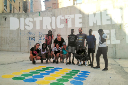 Imatge dels joves dels centres municipals amb el mural que han pintat.