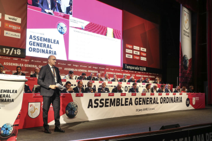 Andreu Subies, durante su intervención ante la asamblea y con su junta directiva detrás.