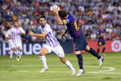 Leo Messi se lleva el balón con la mano durante el encuentro disputado en Valladolid.