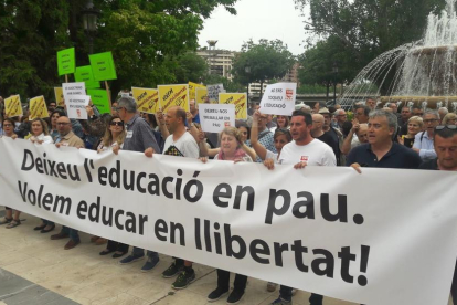 Uns 200 docents es concentren a Lleida en defensa de l'escola catalana
