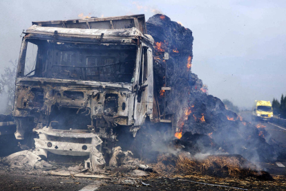 Cortada más de siete horas la A-2 en Bellpuig al arder un camión con paja