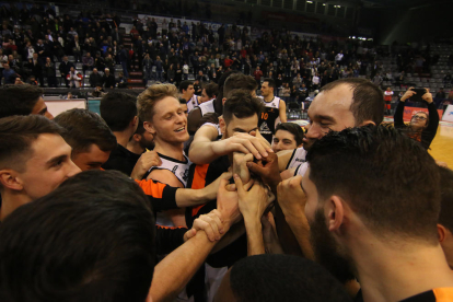 Los jugadores del Actel Lleida celebran la victoria sobre el Prat en el centro de la pista.