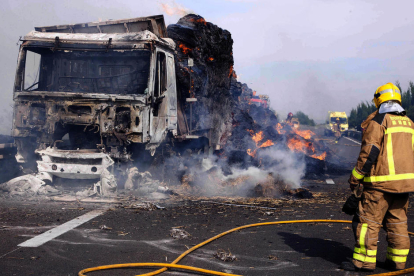 Cortada más de siete horas la A-2 en Bellpuig al arder un camión con paja