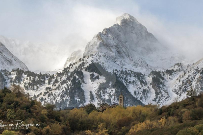 Nieve en el pico de la Roca Blanca, en el municipio de Son.