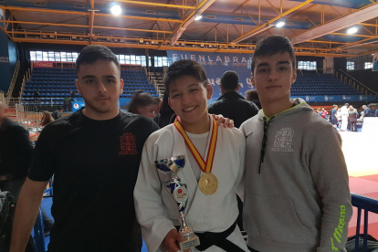 Tsunoda, con la medalla, posa junto a dos compañeros del Dojo Lleida que le ayudaron a entrenarse.