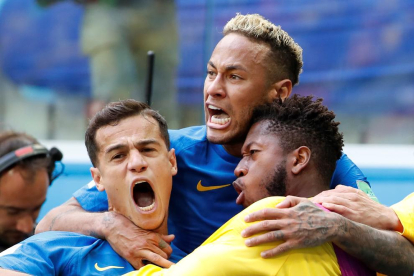 Phillipe Coutinho, eufòric, rep la felicitació de Neymar i Fred després de marcar el gol que desequilibrava el partit.