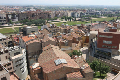 Vista d’edificacions del Centre Històric, i al fons edificis moderns de l’altre costat del riu Segre.