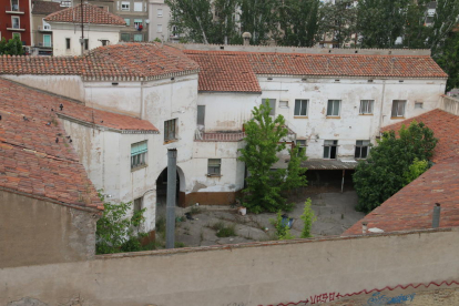 Vista d’edificacions del Centre Històric, i al fons edificis moderns de l’altre costat del riu Segre.