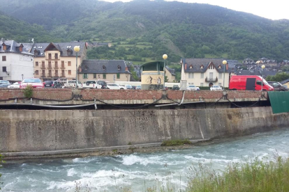 El muro que Vielha reparará tras daños por crecidas del Garona y bajas temperaturas en invierno. 