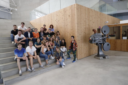 Foto de grupo de la primera promoción de la nueva Escola Catalana de Cinema i TV, ayer en el Magical.