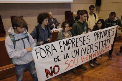 Imagen del acto de boicot de un grupo de jóvenes a una conferencia en la UdL en mayo de 2017. 