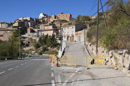 Las obras del nuevo acceso han comportado la construcción de un muro de contención.