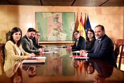 Los equipos negociadores de ERC y PSOE encabezados por Gabriel Rufián y Adriana Lastra.