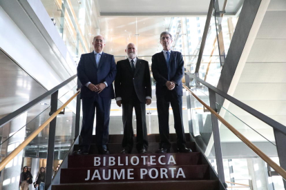 Jaume Porta, al centre, acompanyat de l’actual rector, Jaume Puy, i l’exrector, Roberto Fernández.