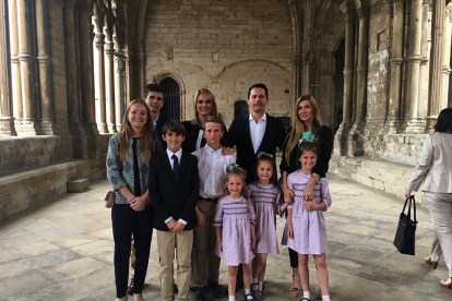 Fotografía de la familia Piqué Ayala al completo, con sus ocho hijos de entre 4 y 18 años, en la Seu Vella de Lleida. 