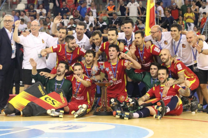 Los jugadores de la selección celebran eufóricos el decimoséptimo título europeo de su historia.
