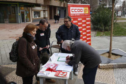 Puesto de recogida de firmas de UJP-UGT, ayer, en Lleida.