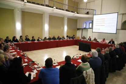 Presupuesto  -  El ayuntamiento presentó ayer el presupuesto para 2018 a asociaciones de vecinos, casas regionales y entidades del tercer sector, que pidieron potenciar la marca Horta de Lleida y mantener las subvenciones. También lo presentó a  ...
