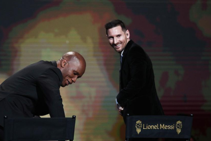 Messi y Drogba con la silla.