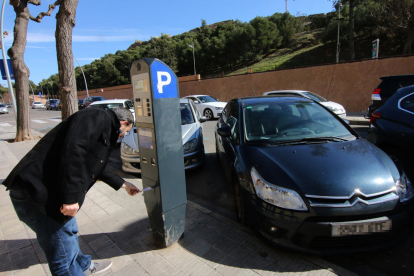 Un conductor anulando ayer una sanción en un parquímetro en la ciudad de Lleida.