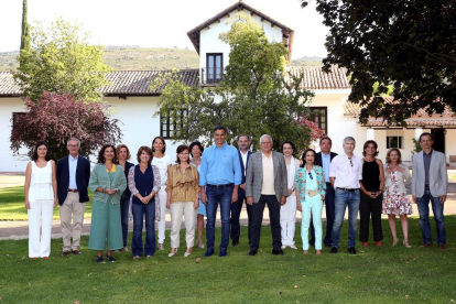 Pedro Sánchez, y sus diecisiete ministros reunidos ayer en la finca toledana de Quintos de Mora.