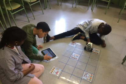 Algunos de los alumnos del máster aprendiendo a utilizar la robótica con fines didácticos.
