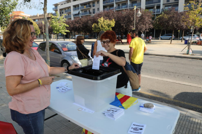 Más de 200 personas participaron ayer en la votación para conmemorar el 1-O ante la Escola Oficial d’Idiomes (EOI) de Lleida.