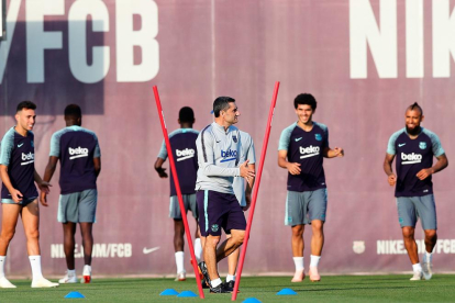 Ernesto Valverde, durante el entrenamiento de ayer del Barça.