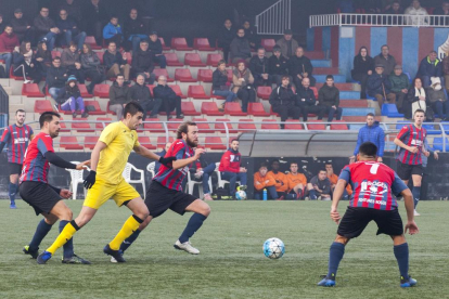 Un jugador del Tàrrega y otro del EFAC disputan un balón, ayer en el Municipal Joan Capdevila.