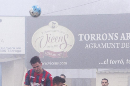 Un jugador del Tàrrega y otro del EFAC disputan un balón, ayer en el Municipal Joan Capdevila.