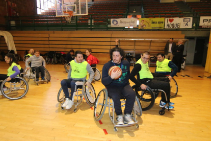 La jornada, que se celebró en el pabellón Onze de Setembre, contó con personas con discapacidad física y jugadoras del CB Lleida.