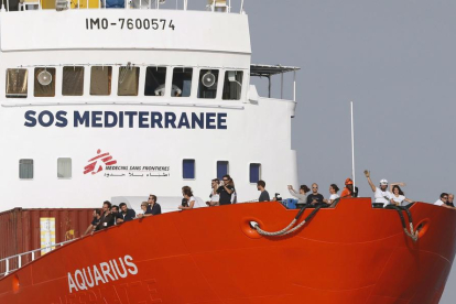 Vaixell humanitari de SOS Méditerranée i Metges Sense Fronteres.