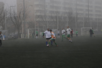 Els participants en el torneig inclusiu Special de futbol 7 van posar junts a les instal·lacions de la UE Balàfia.