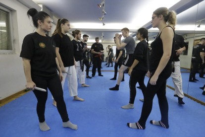 Alumnos durante una de las clases de autodefensa de la Asociación de Seguridad Privada de Lleida en el gimnasio Argos Gym. 